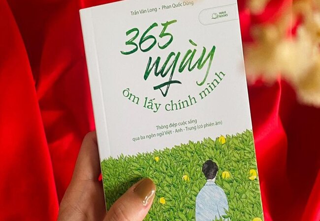  Bìa sách “365 ngày tự ôm lấy chính mình”