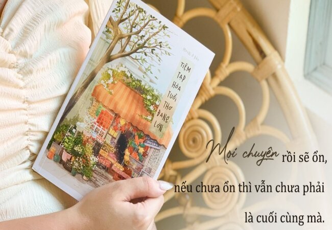  Bìa cuốn sách “Tiệm tạp hóa tuổi thơ đang lớn”